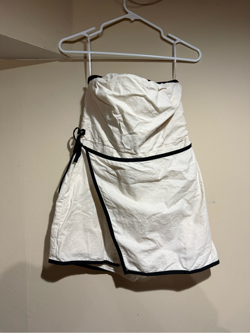 Lulu's White Strapless Romper with Black Trim XL. NWOT. Date night wedding.